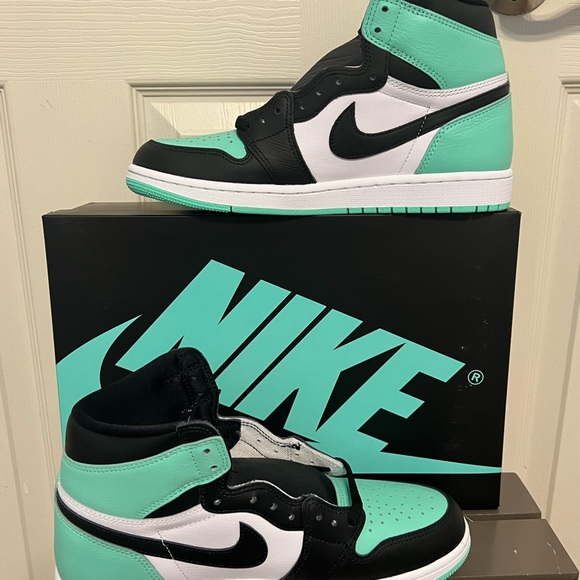 AIR JORDAN 1 RETRO HIGH OG 'GREEN GLOW' - Picture 2 of 9